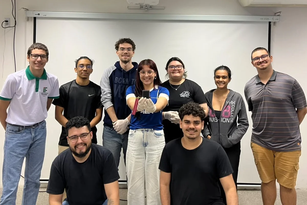 Estudantes de escolas públicas participaram da montagem de satélites e elaboraram propostas de missões espaciais. Estudantes de escolas públicas participaram da montagem de satélites e elaboraram propostas de missões espaciais.