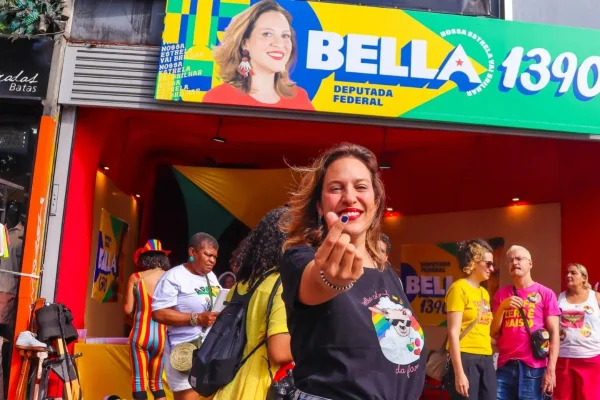 Deputada Federal em frente ao seu comitê de campanha