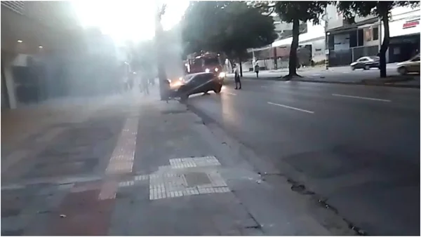 Carro pega fogo e motorista abandona veículo