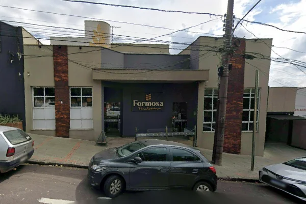 Imagem colorida de padaria roubada. Metrópoles