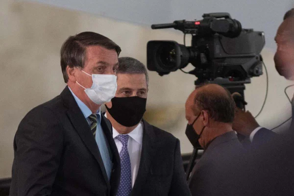 Depois de ameaçar repórter, Bolsonaro se diz "perseguido" por emissora