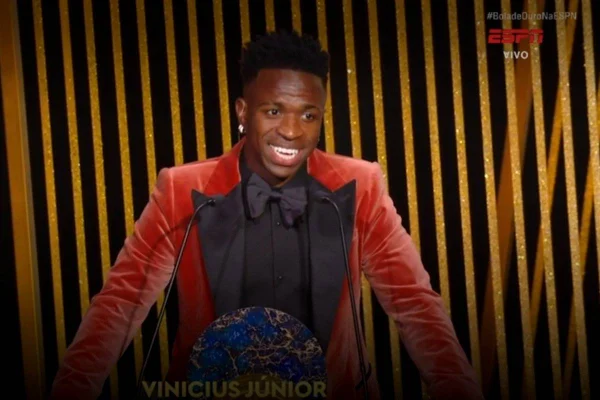 Reprodução de imagem colorida de TV mostra Vini Jr no Bola de Ouro 2022-2023