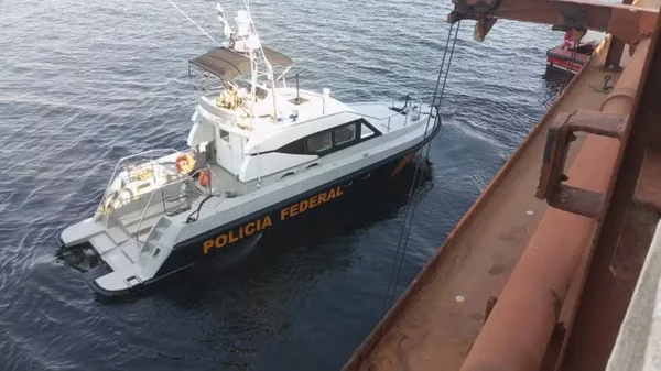 imagem colorida pf resgata imigrantes navio rj