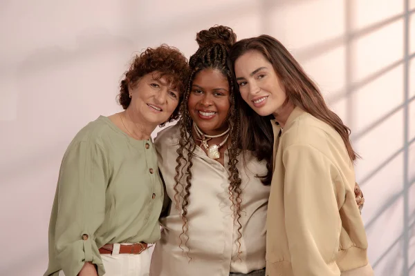 Na imagem com cor, três mulheres possam para campanha do Instituto Lojas Renner - Metrópoles