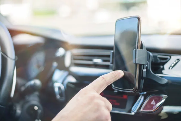 Imagem colorida de Suporte de carro para celular - Metrópoles