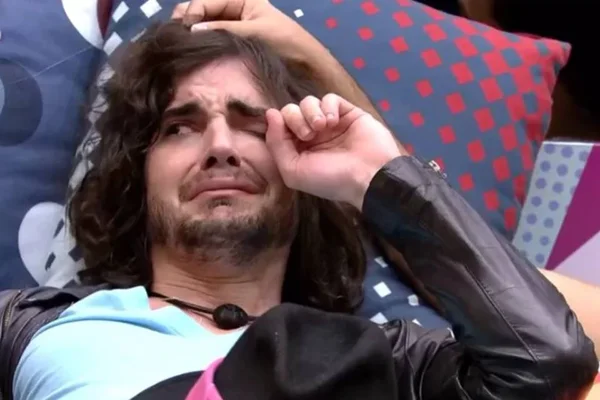 Fiuk chorando