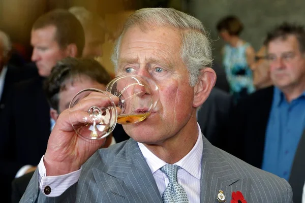 Conheça o forte drinque consumido pelo rei Charles III todos os dias