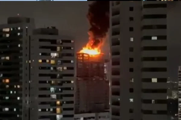 Imagem do prédio botanik pegando fogo no centro de recife