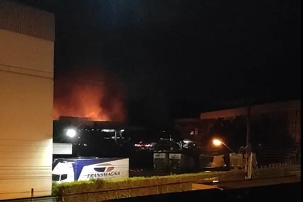 Incêndio na Malwee destrói galpão parcialmente, mas não atinge equipamentos