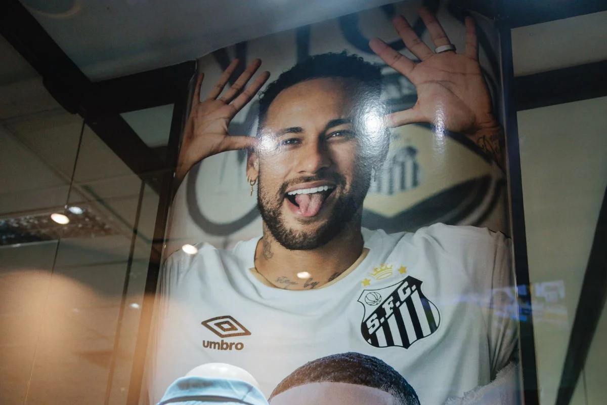 Com busto e estátua, Neymar recebe homenagens no museu do Santos - imagem 1 Com busto e estátua, Neymar recebe homenagens no museu do Santos - imagem 1
