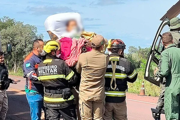 Imagem colorida mostra momento do socorro a menina de 6 anos vítima de acidente | Metrópoles