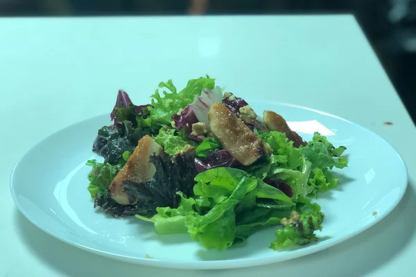 Cozinha de Solteiro: aprenda uma salada de figos com balsâmico