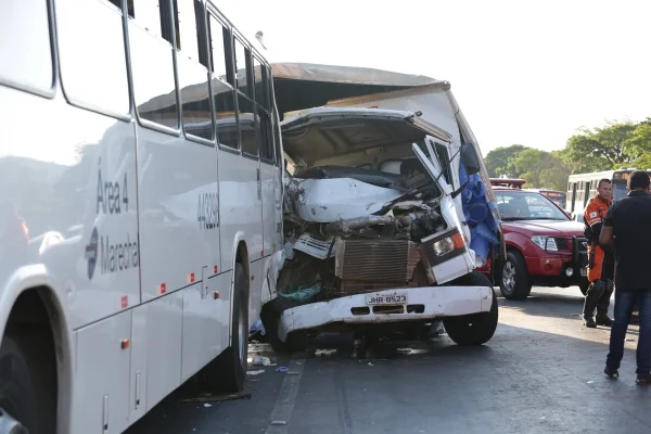 Duas pessoas ficam presas nas ferragens de acidente entre ônibus e caminhão