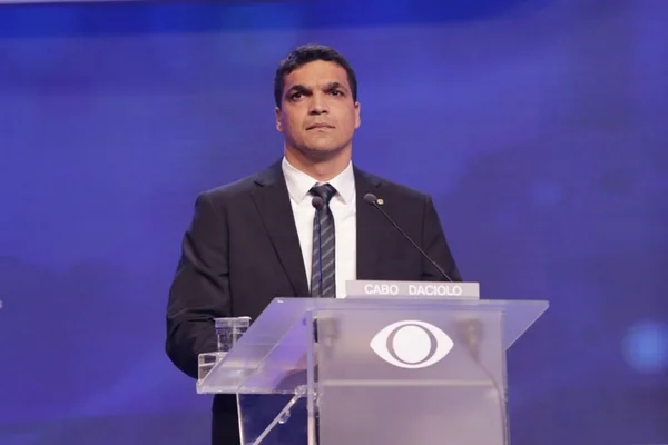 “Água e reza”: Cabo Daciolo deixa monte para participar de debate