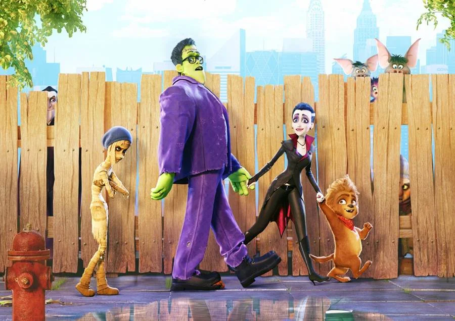 Já imaginou se os membros de sua família fossem transformados em variações de Drácula, Lobisomem, Múmia e Frankenstein? Na animação <a href="http://www.metropoles.com/filme/uma-familia-feliz" target="_blank">"Uma Família Feliz"</a>, quatro parentes se veem no corpo de monstros após o feitiço de uma bruxa. Juliana Paes integra o time de dubladores brasileiros. <a href="https://www.youtube.com/watch?v=kIXpxfnzEY0" target="_blank">Veja trailer</a> Já imaginou se os membros de sua família fossem transformados em variações de Drácula, Lobisomem, Múmia e Frankenstein? Na animação <a href="http://www.metropoles.com/filme/uma-familia-feliz" target="_blank">"Uma Família Feliz"</a>, quatro parentes se veem no corpo de monstros após o feitiço de uma bruxa. Juliana Paes integra o time de dubladores brasileiros. <a href="https://www.youtube.com/watch?v=kIXpxfnzEY0" target="_blank">Veja trailer</a>