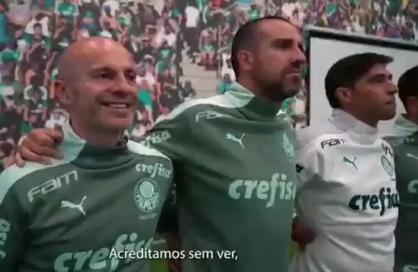 Comissão técnica e membros do Palmeiras cantam música para o Mundial de Clubes