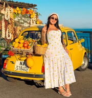 Adriana Müller posa de vestido florido
