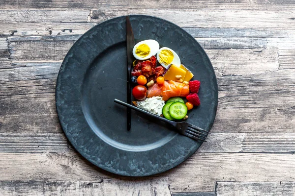 Prato com legumes variados simulando um relógio para jejum intermitente - Metrópoles