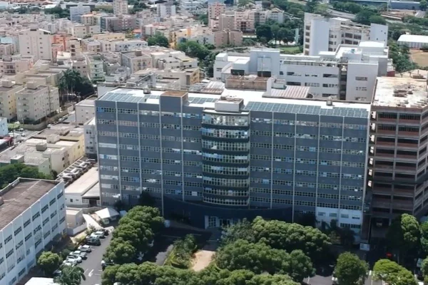 Imagem colorida mostra fachada do hospital de Base de Rio Preto, onde homem morreu - Metrópoles