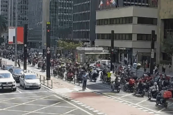 Imagem colorida de motocicletas trafegando pela Av. Paulista durante protesto de entregadores motoboys - Metrópoles