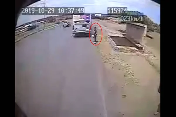 Vídeo: assassino de cadeirante desce de ônibus logo após o crime