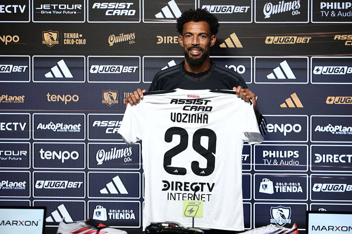 Vozinha é recebido por torcedores do Colo-Colo no Estádio Monumental