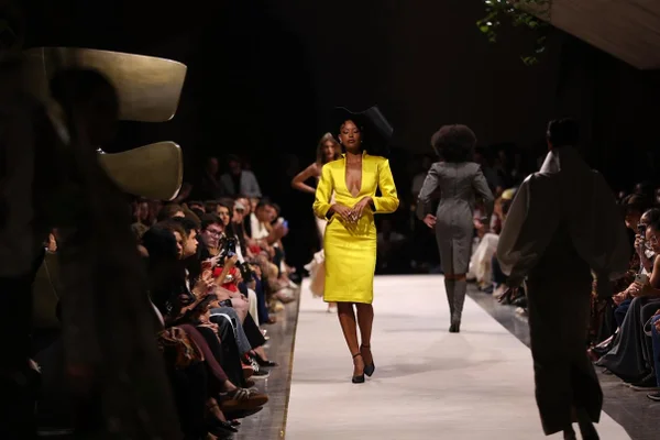 Lum estreia no Metrópoles Catwalk com olhar sofisticado para a moda praia - destaque galeria Lum estreia no Metrópoles Catwalk com olhar sofisticado para a moda praia - destaque galeria