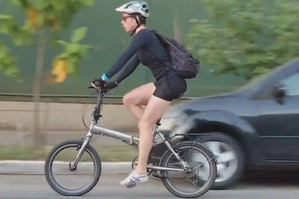 Participante de projeto que troca pedaladas em bicicleta por crédito no Bilhete Único - Metrópoles