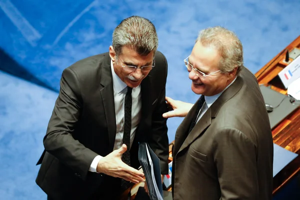 Líder do governo, Jucá assina documento de apoio a Renan Calheiros