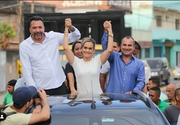 Ministra do Turismo, Daniela do Waguinho, em campanha com o marido, o prefeito Waguinho, de Belford Roxo
