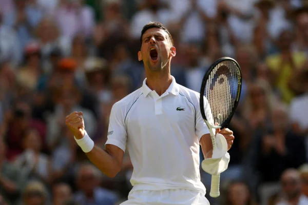 Djokovic bate britânico e enfrenta Kyrgios na final de Wimbledon