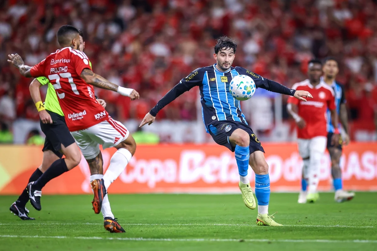 Internacional e Grêmio empataram em 1 x 1 no jogo de ida Internacional e Grêmio empataram em 1 x 1 no jogo de ida