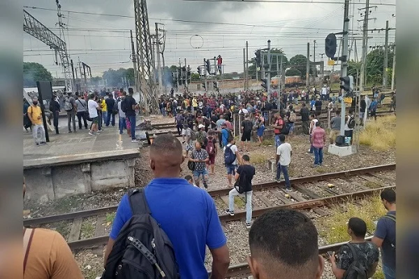 RJ: atraso de trens causa revolta e protesto em linha férrea; vídeo