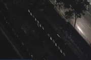 Falta de energia afeta operação das linhas 11, 12 e 13 de trem; na foto, pessoas caminham nos trilhos na estação Tatuapé Falta de energia afeta operação das linhas 11, 12 e 13 de trem; na foto, pessoas caminham nos trilhos na estação Tatuapé