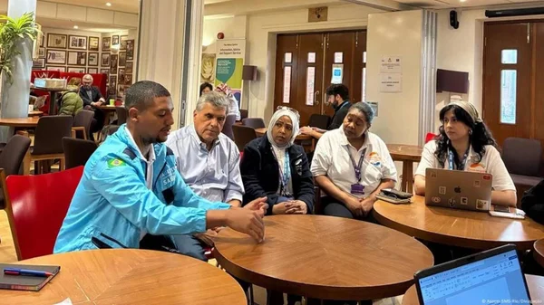 imagem colorida agente comunitario brasileiro em londres