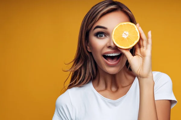 Como usar a Vitamina C para ter uma pele jovem e livre de manchas