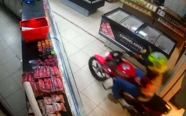 Vídeo: ladrão entra de moto no açougue para roubar carnes em Goiânia