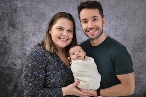 A mãe, Talita Mengali Izidoro, pai, Murilo Corrêa Izidoro e bebê Enrico