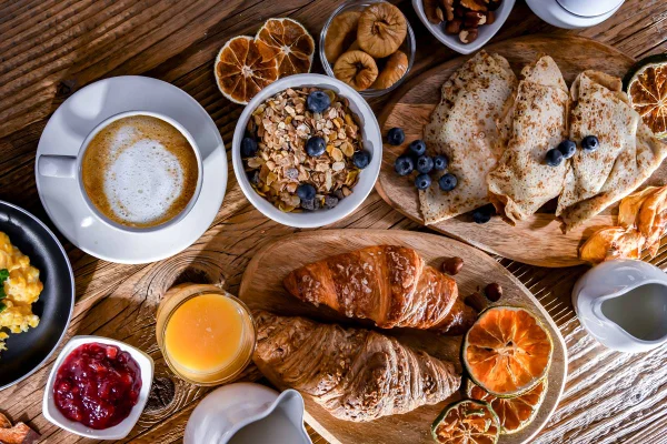 Mesa de café da manhã cm geleia, cereais, croissant e outras opções