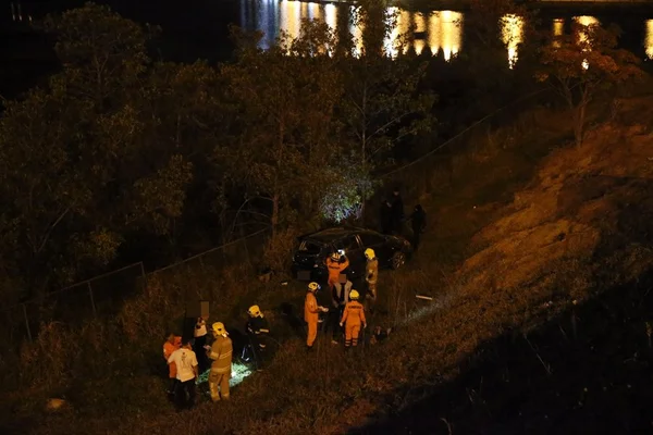 Carro com cinco adolescentes capota e cai de altura de 5 metros