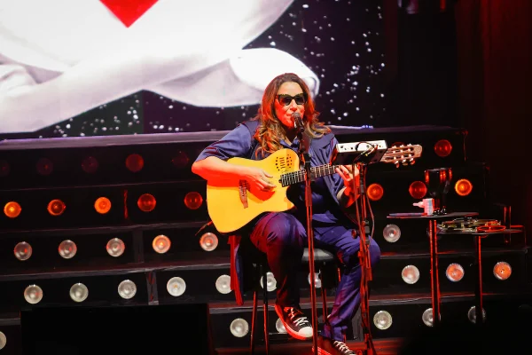 Ana Carolina celebra Cássia Eller em show do Festival Estilo Brasil