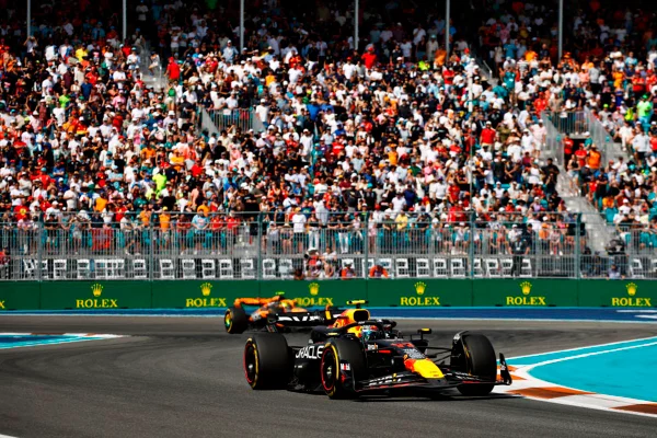Imagem colorida do carro de Lando Norris - Metrópoles