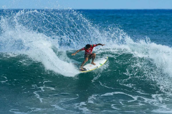 Surfe: brasileiro Filipe Toledo é campeão de etapa do Circuito Mundial