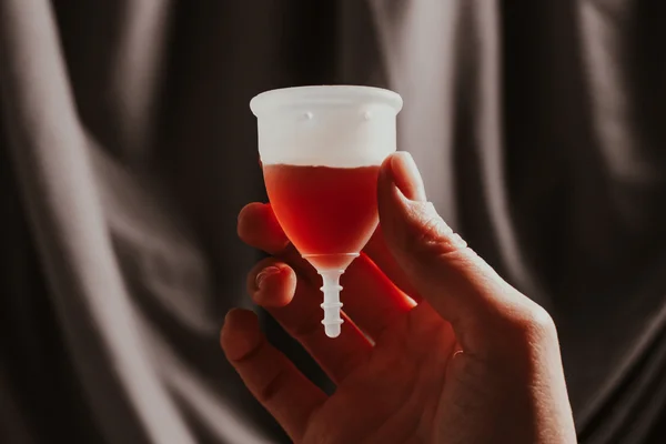 foto com cor. coletor menstrual - metrópoles