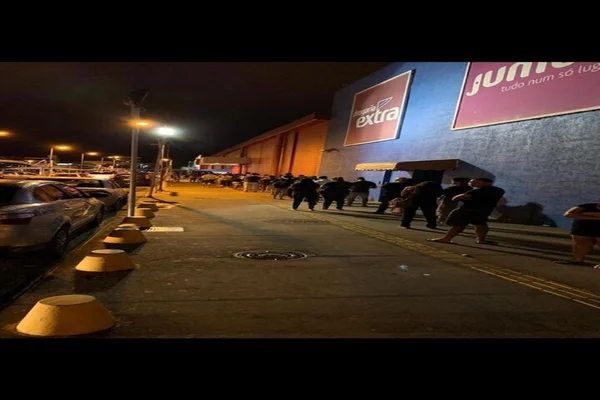 Vídeos: pessoas formam fila em frente a dois supermercados do DF