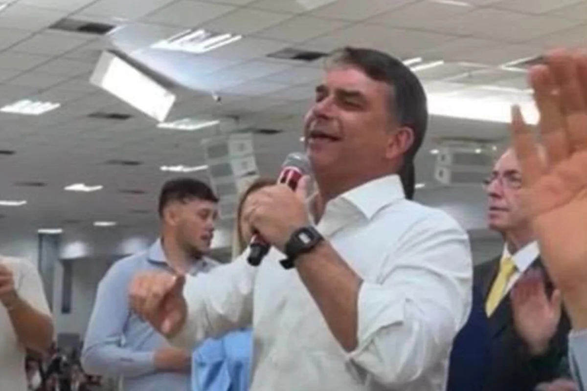Flávio participa de culto de Dia dos Pais ao lado de Eduardo Cunha