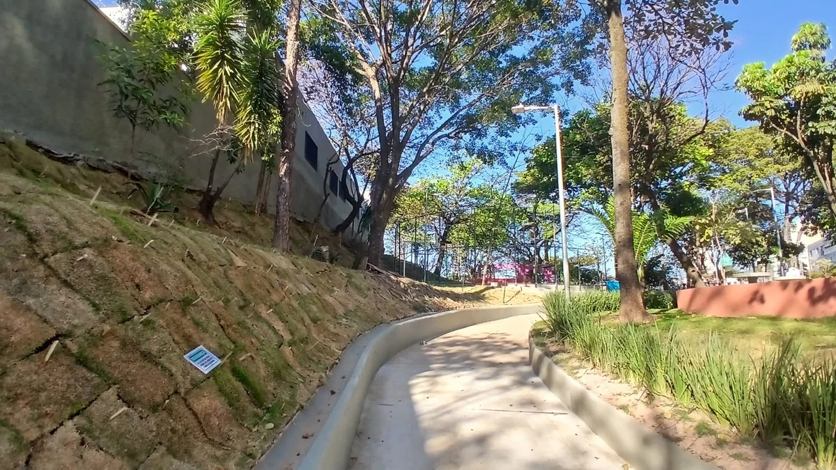 Pista de entrada, com gramas recém-plantadas na Praça Dom Bosco, no bairro Grajaú Pista de entrada, com gramas recém-plantadas na Praça Dom Bosco, no bairro Grajaú