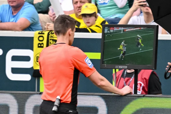 Foto colorida do VAR da Alemanha - Metrópoles