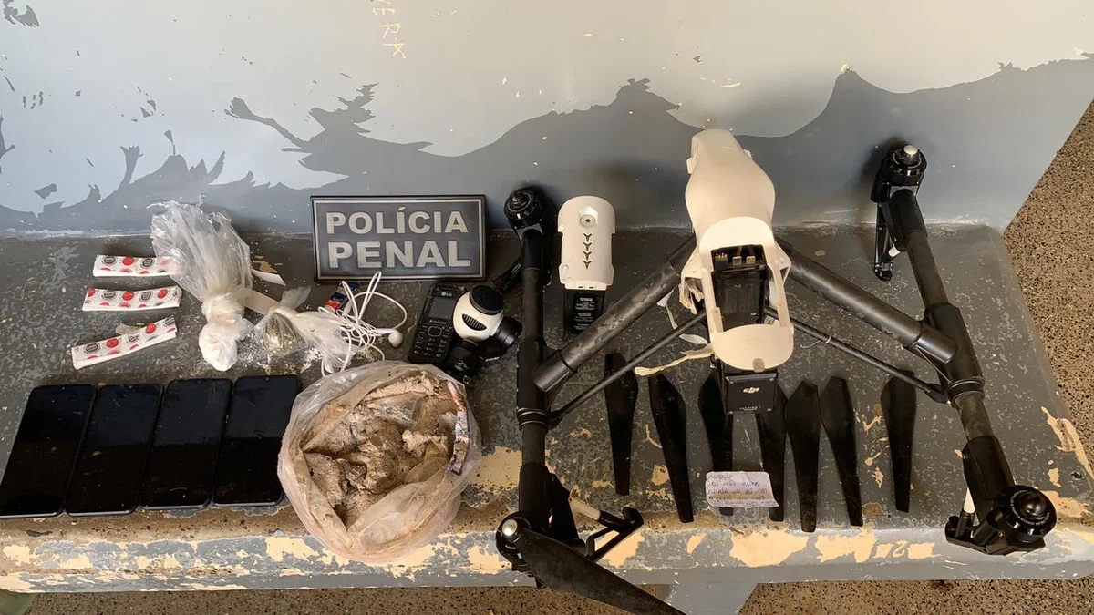 Drones levam armas, drogas e até armas para dentro de presídios Drones levam armas, drogas e até armas para dentro de presídios