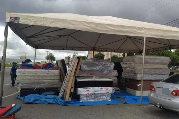 DF Legal retira quiosques e apreende camas